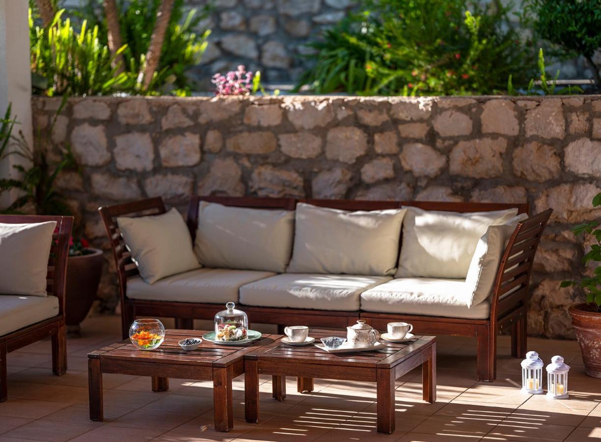 ホテル サン ガーデンズ ドゥブロブニク オラサック エクステリア 写真 A typical patio