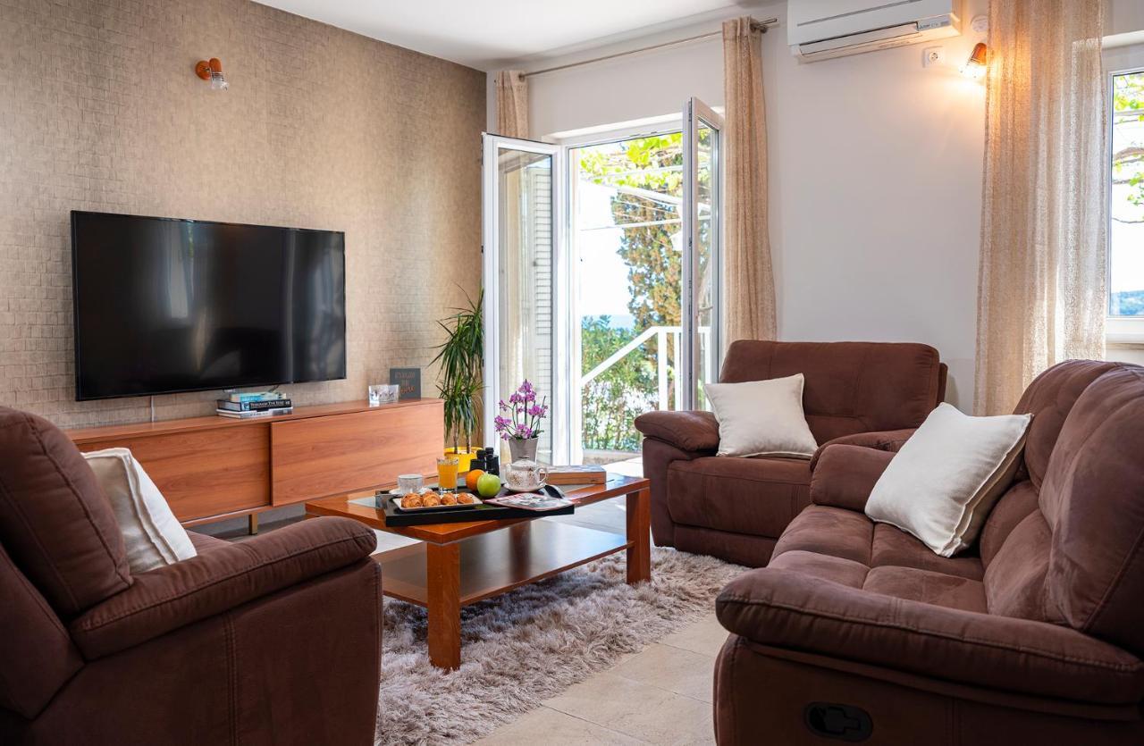 ホテル サン ガーデンズ ドゥブロブニク オラサック エクステリア 写真 A living room with a television set