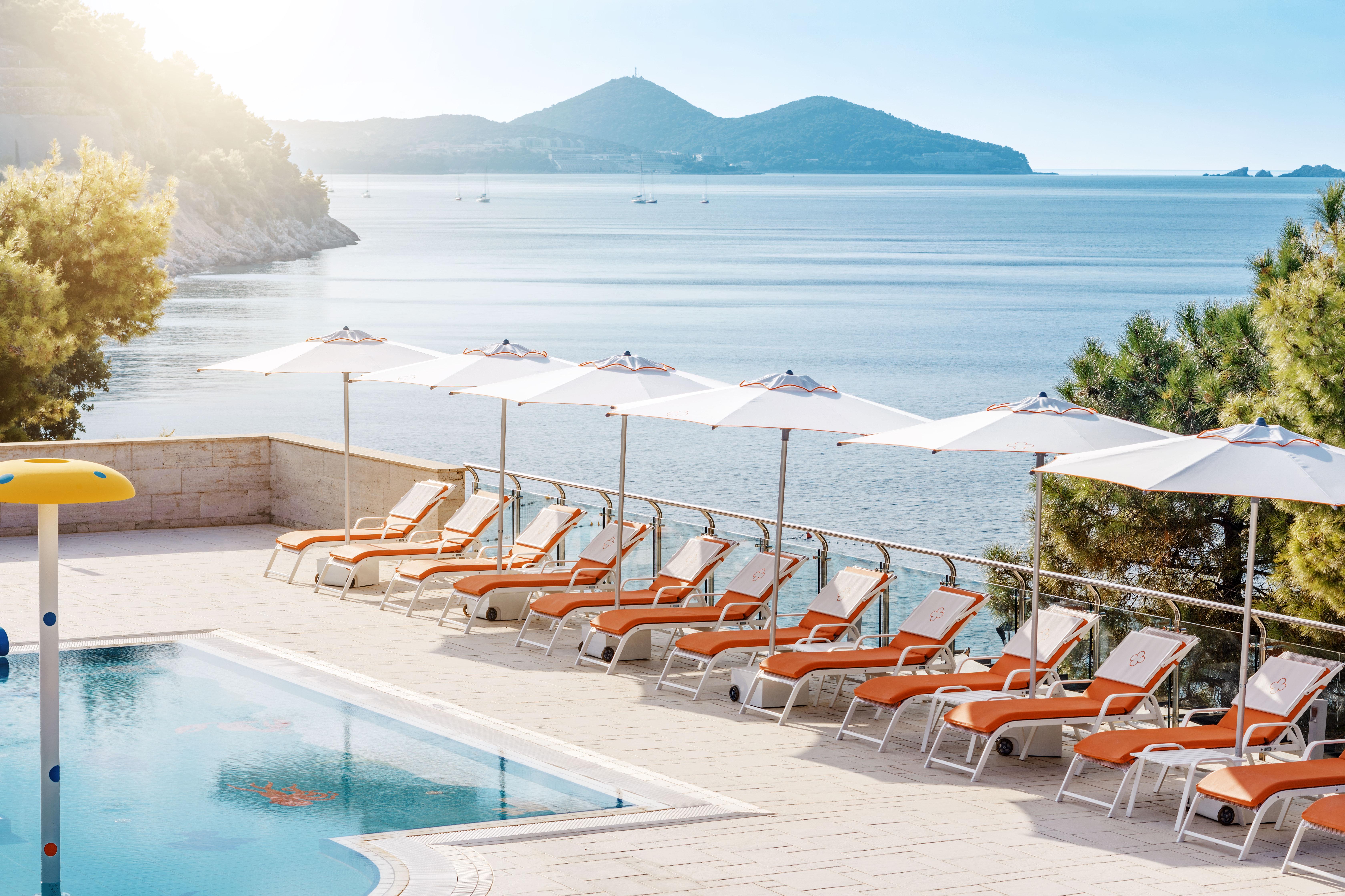 ホテル サン ガーデンズ ドゥブロブニク オラサック エクステリア 写真 The hotel's pool